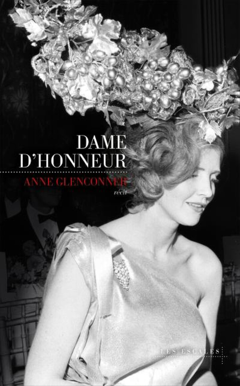"Dame d’honneur", de lady Glenconner, qui conte le destin romanesque entre jet-set et vie de palais de l’ancienne dame de compagnie de la princesse Margaret, a séduit les Français.